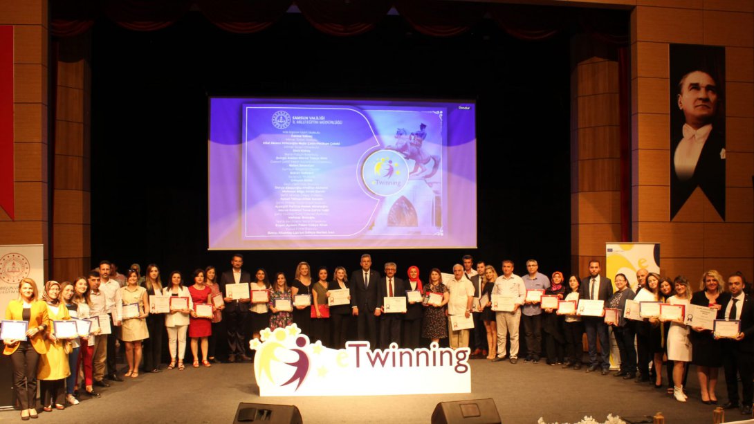  İlçe Milli Eğitim Müdürümüz Mehmet İrfan Yetik Okul Müdürlerimiz ve Öğretmenlerimize eTwinning Ödüllerini Takdim etti