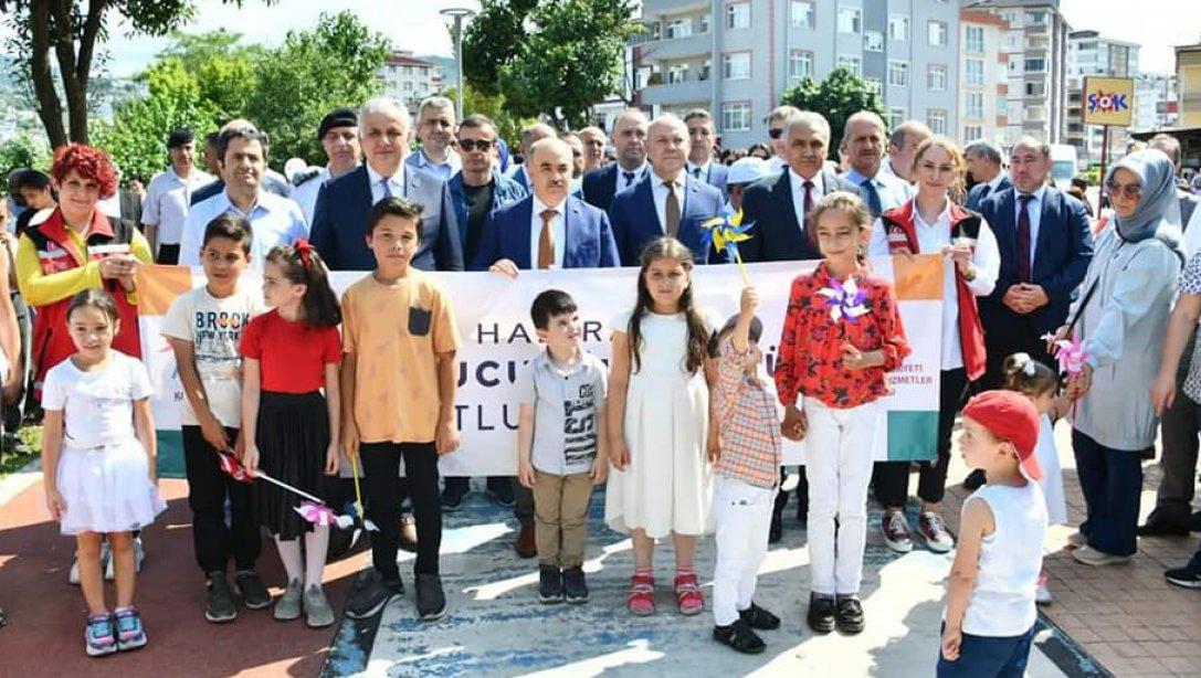 İlçe Milli Eğitim Müdürümüz Mehmet İrfan Yetik, Valimiz Sayın Doç. Dr. Zülkif Dağlı, protokol üyeleri ile 'Koruyucu Aile Günü' kapsamında düzenlenen yürüyüş ve etkinlik programına katıldılar.