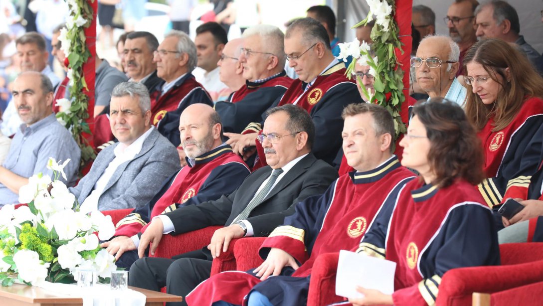 İlçe Milli Eğitim Müdürümüz Mehmet İrfan Yetik, Ondokuz Mayıs Üniversitesi Fen Edebiyat Fakültesi öğrencilerimizin mezuniyet törenine katıldılar.