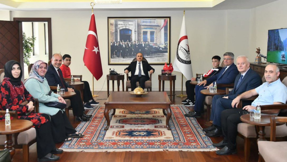 2022 LGS'de Türkiye Birincisi Olan Öğrencilerimiz Valimiz Sayın Doç. Dr. Zülkif Dağlı'yı Ziyaret Etti