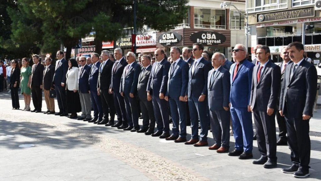 İlçe Milli Eğitim Müdürümüz Sayın Mehmet İrfan Yetik, İlköğretim Haftası dolayısı ile Atatürk Anıtı'na çelenk sunma törenine katıldı.