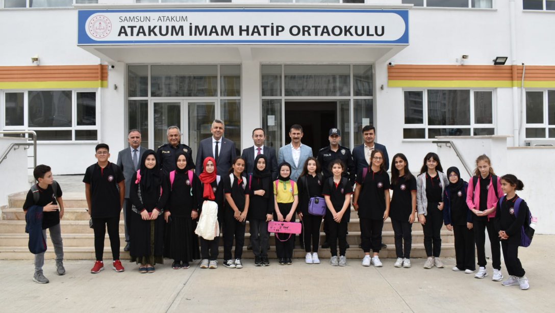 Kaymakamımız Sayın Kemal Yıldız, İlçe Milli Eğitim Müdürümüz Sayın Mehmet İrfan Yetik ile birlikte Atakum İmam Hatip Ortaokulumuzu ziyaret etti.