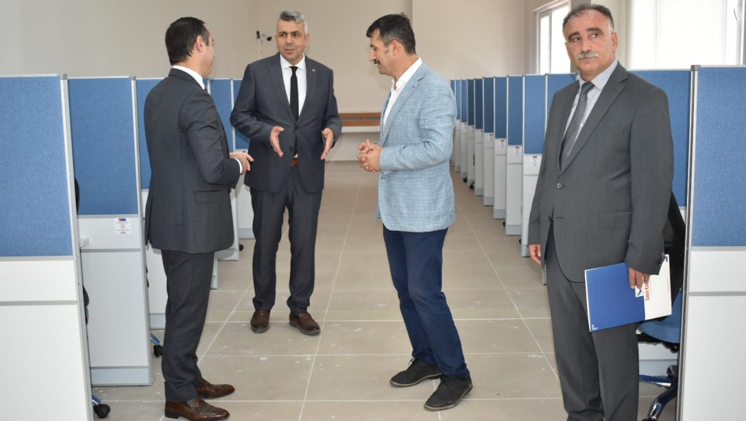 Kaymakamımız Sayın Kemal Yıldız, İlçe Milli Eğitim Müdürümüz Sayın Mehmet İrfan Yetik ile birlikte yeni açılan e-sınav merkezimizi ziyaret etti.