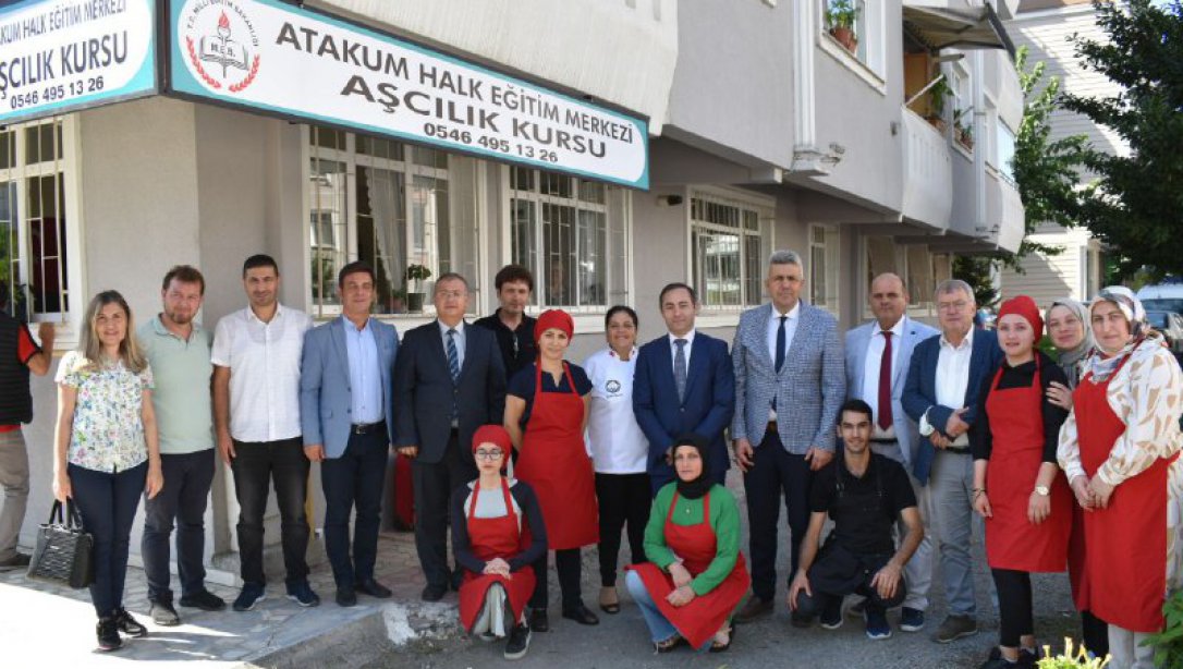 Kaymakamımız Sayın Kemal Yıldız, İlçe Milli Eğitim Müdürümüz Sayın Mehmet İrfan Yetik ile birlikte Atakum Halk Eğitimi Merkezimiz bünyesinde açılan aşçılık kursunu ziyaret ettiler.   