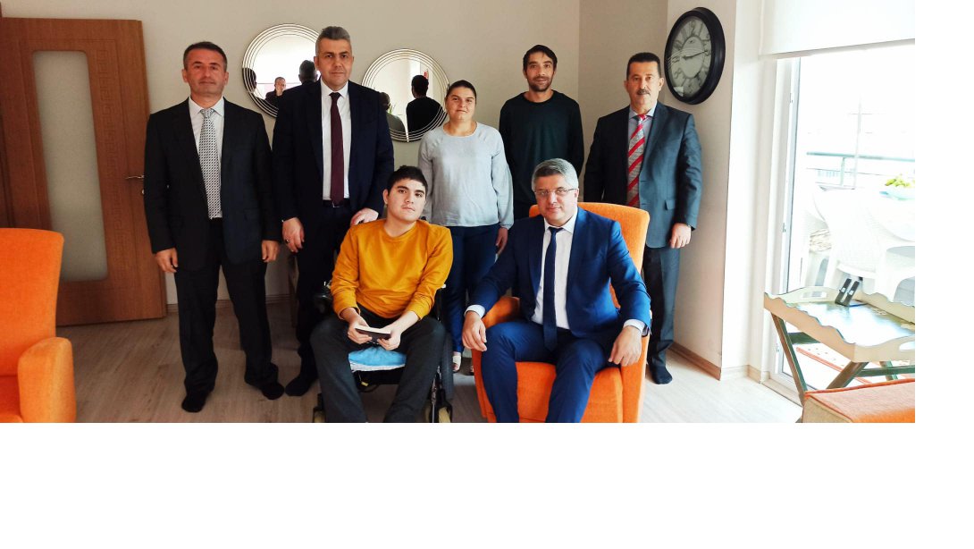 İl Milli Eğitim Müdürümüz Sn. Dr. Murat Ağar, evde eğitim hizmeti alan Cumhuriyet Anadolu Lisesi öğrencimiz Emir Yiğit Özen'i ziyaret etti.   