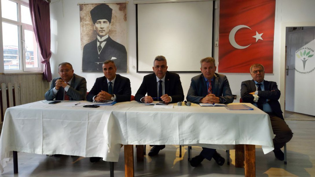 İlçe Milli Eğitim Müdürümüz Mehmet İrfan Yetik Başkanlığında Eğitim Kurulları ve Zümreleri Yönergesi kapsamında toplantı yapıldı