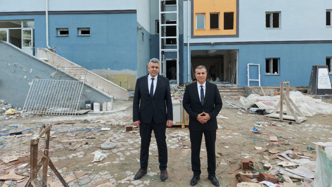 İlçe Milli Eğitim Müdürümüz Mehmet İrfan Yetik, deprem güçlendirmesi yapılan Mimar Sinan Ortaokulumuzda incelemelerde bulundu.