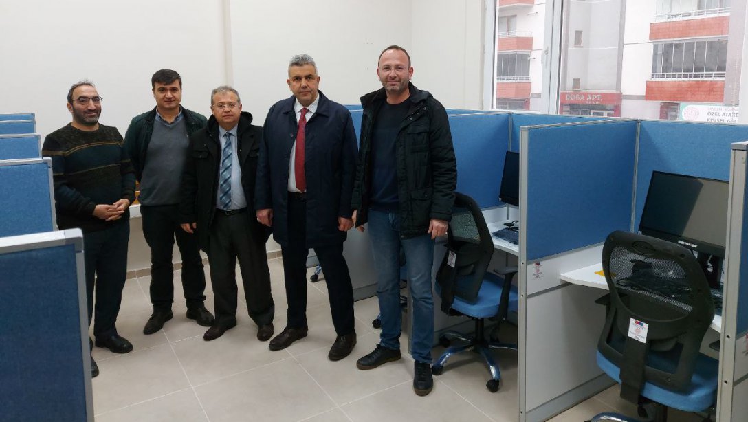 İlçe Milli Eğitim Müdürümüz Mehmet İrfan Yetik, hazırlıkları devam eden e-sınav merkezimizi ziyaret etti