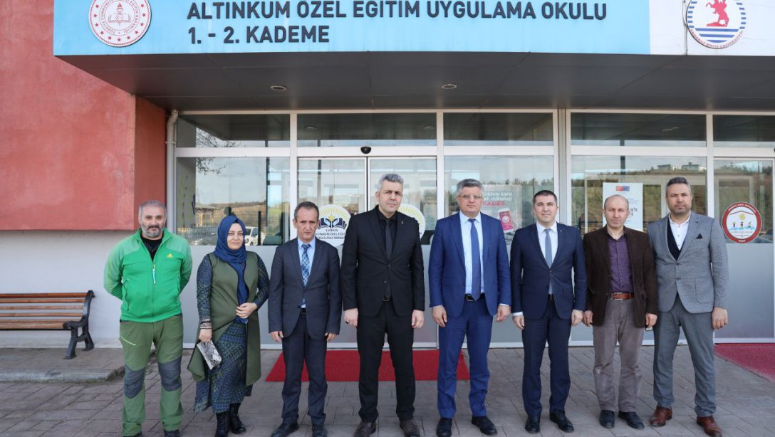 İl Milli Eğitim Müdürümüz Dr. Murat Ağar, İlçe Milli Eğitim Müdürümüz Mehmet İrfan Yetik ile birlikte, Altınkum Özel Eğitim ve Uygulama Okulumuzu (I. ve II. Kademe) ziyaret etti.