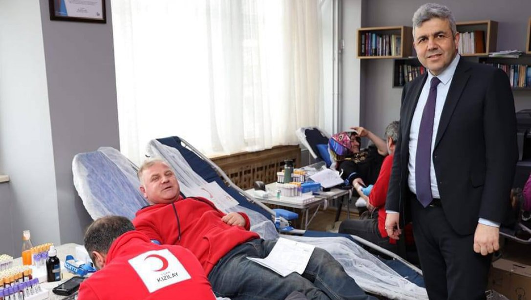 İlçe Milli Eğitim Müdürümüz Mehmet İrfan YETİK, Hüseyin Avni Asal İlkokulumuz ve Kızılay iş birliği ile düzenlenen kan bağışı kampanyasına katıldı