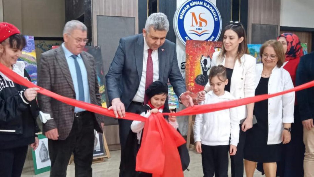 İlçe Milli Eğitim Müdürümüz Mehmet İrfan YETİK, Mimar Sinan İlkokulu 1-F Sınıfı Öğrencimiz Ayaz METİN'in İlk Kişisel Resim Sergisi Açılışını Gerçekleştirdi