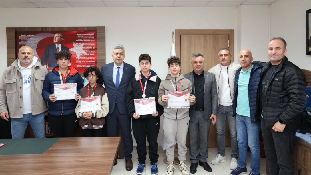 İlçe Milli Eğitim Müdürümüz Mehmet İrfan YETİK'i, Atakent Ortaokulumuzun Basketbol Takımı Ziyaret Etti