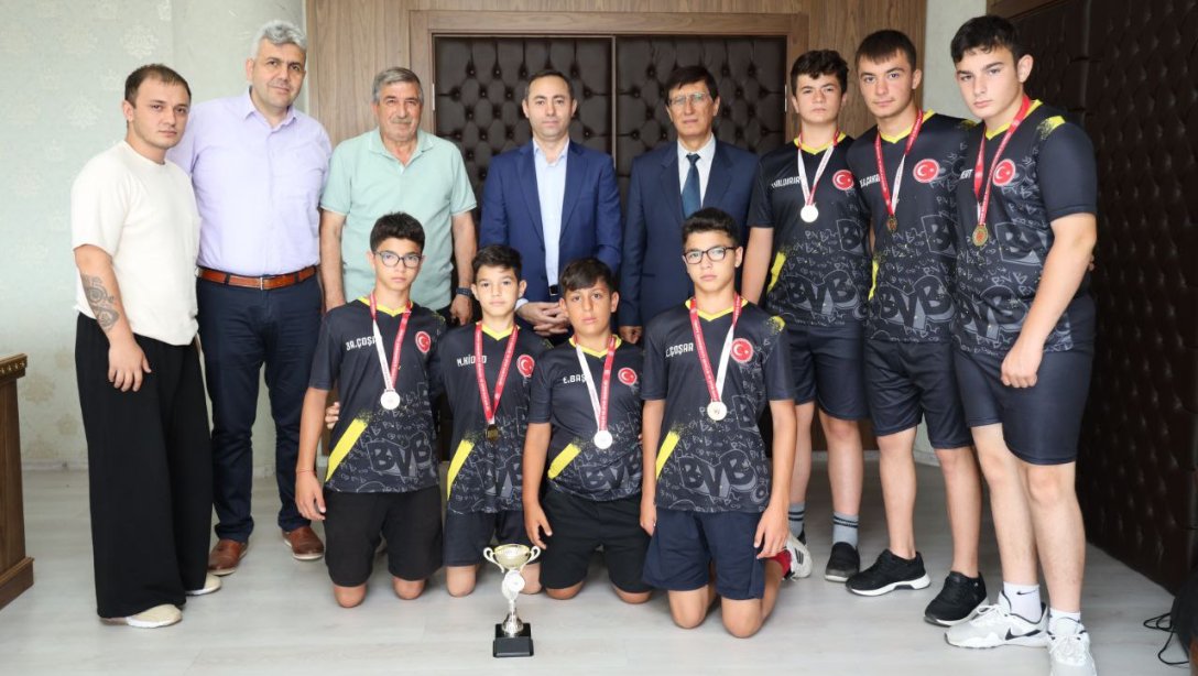 İlçe Milli Eğitim Müdürümüz Mehmet İrfan Yetik, Türkiye derecesi alan Denizevleri Ortaokulumuzun güreş takımı öğrencileri ile birlikte Kaymakamımız Sn. Kemal Yıldız'ı ziyaret etti.
