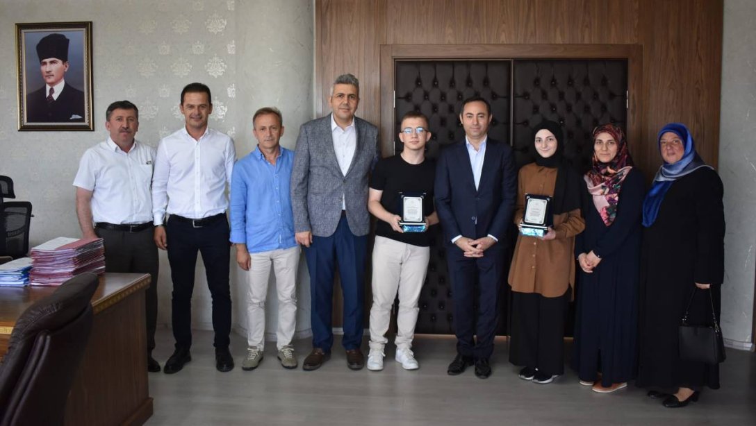 İlçe Milli Eğitim Müdürümüz Mehmet İrfan YETİK, YKS Şampiyonlarımız ile Birlikte Kaymakamımızı Ziyaret Etti