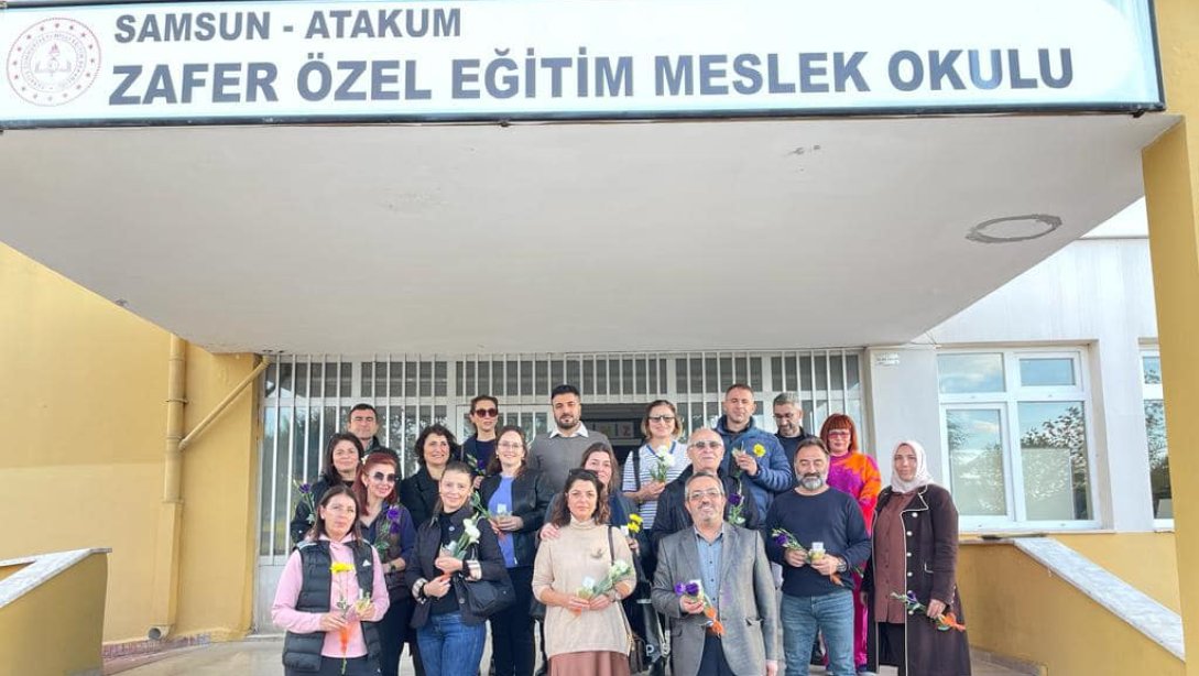 İlçe Milli Eğitim Müdürümüz Mehmet İrfan Yetik'in, 24 Kasım Öğretmenler Günü Mesajı ve Çiçek Takdimi