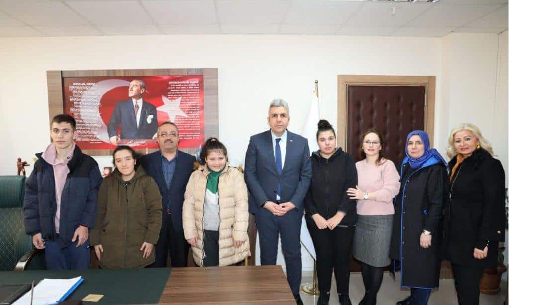 Zafer Özel Eğitim Meslek Okulu Değerler Kulübü öğrencilerimiz, öğretmen ve okul yöneticileri ile birlikte İlçe Milli Eğitim Müdürümüz Mehmet İrfan Yetik'i ziyaret ettiler.