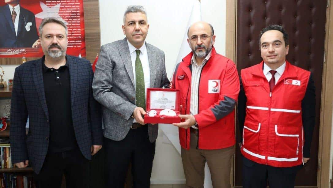 Kızılay Samsun Şube Başkanımız Ahmet Muştu İlçe Milli Eğitim Müdürlüğümüzün Kan Bağışı Kampanyasına Desteklerinden Dolayı Bizlere Hediye Takdim Etti