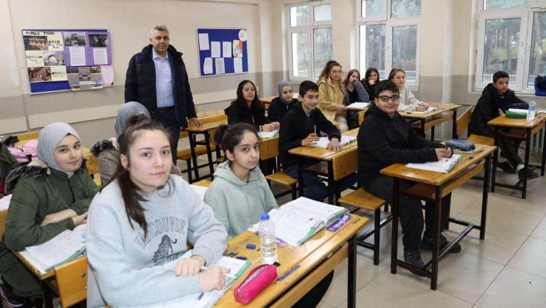 İlçe Milli Eğitim Müdürümüz Mehmet İrfan Yetik, Akşemsettin İmam Hatip Ortaokulumuzun Destekleme Ve Yetiştirme Kursunu Ziyaret Ederek Öğrencilerimizle Bir Araya Geldi