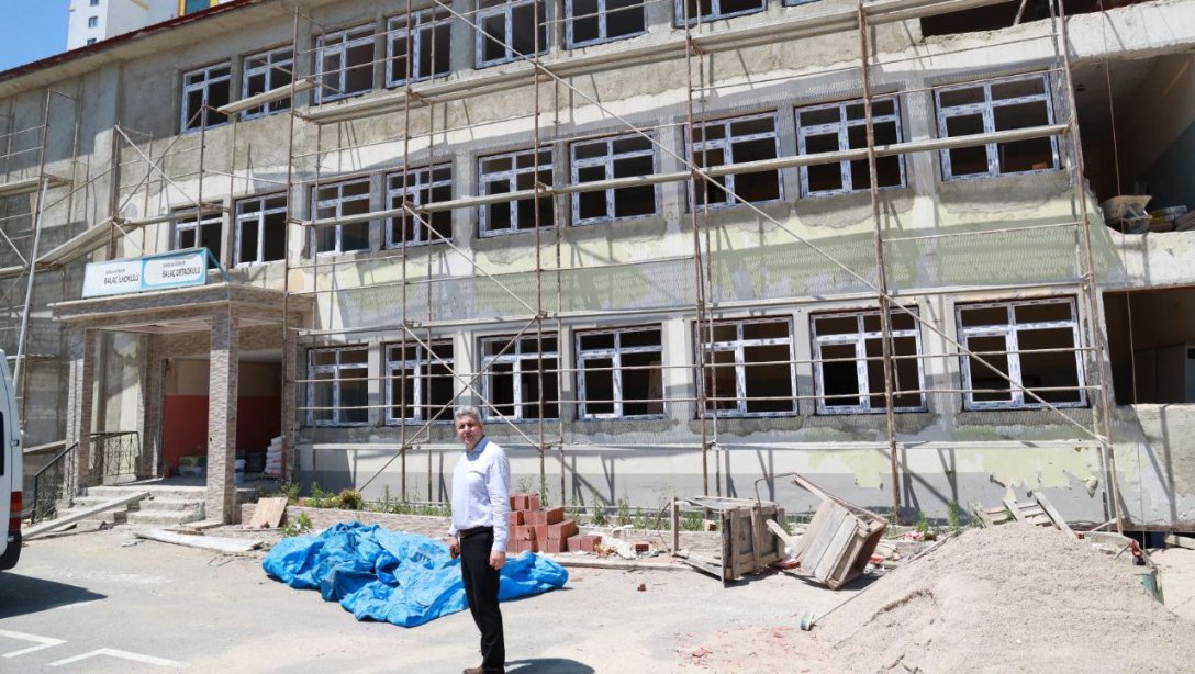 İlçe Milli Eğitim Müdürümüz Mehmet İrfan YETİK, deprem güçlendirme çalışmaları devam eden, Balaç İlkokulu-Ortaokulumuzu ziyaret etti. 