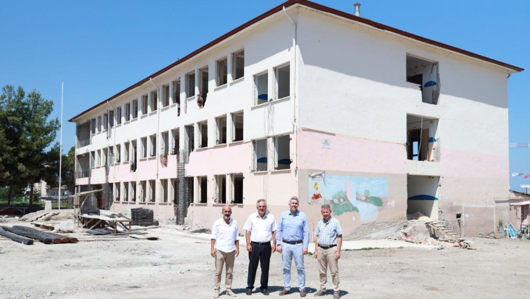 İlçe Milli Eğitim Müdürümüz Mehmet İrfan Yetik, Deprem Güçlendirmesinde Olan Seyfi Demirsoy İlkokulumuzda İncelemelerde Bulundu