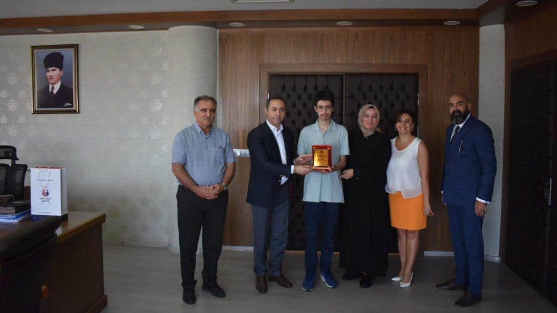 Kaymakamımız Sn. Kemal YILDIZ, 2024 LGS'de tüm soruları doğru yanıtlayıp 500 TAM PUAN alarak TÜRKİYE 1.'si olan Şampiyonlarımıza plaket takdim etti